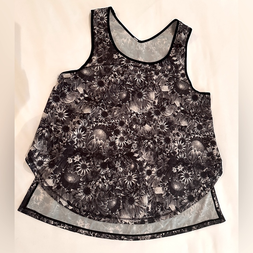 Lululemon Flower Detail Black White Tank Top!  Size 8/10 EUC!!  Lulu!  Daisy